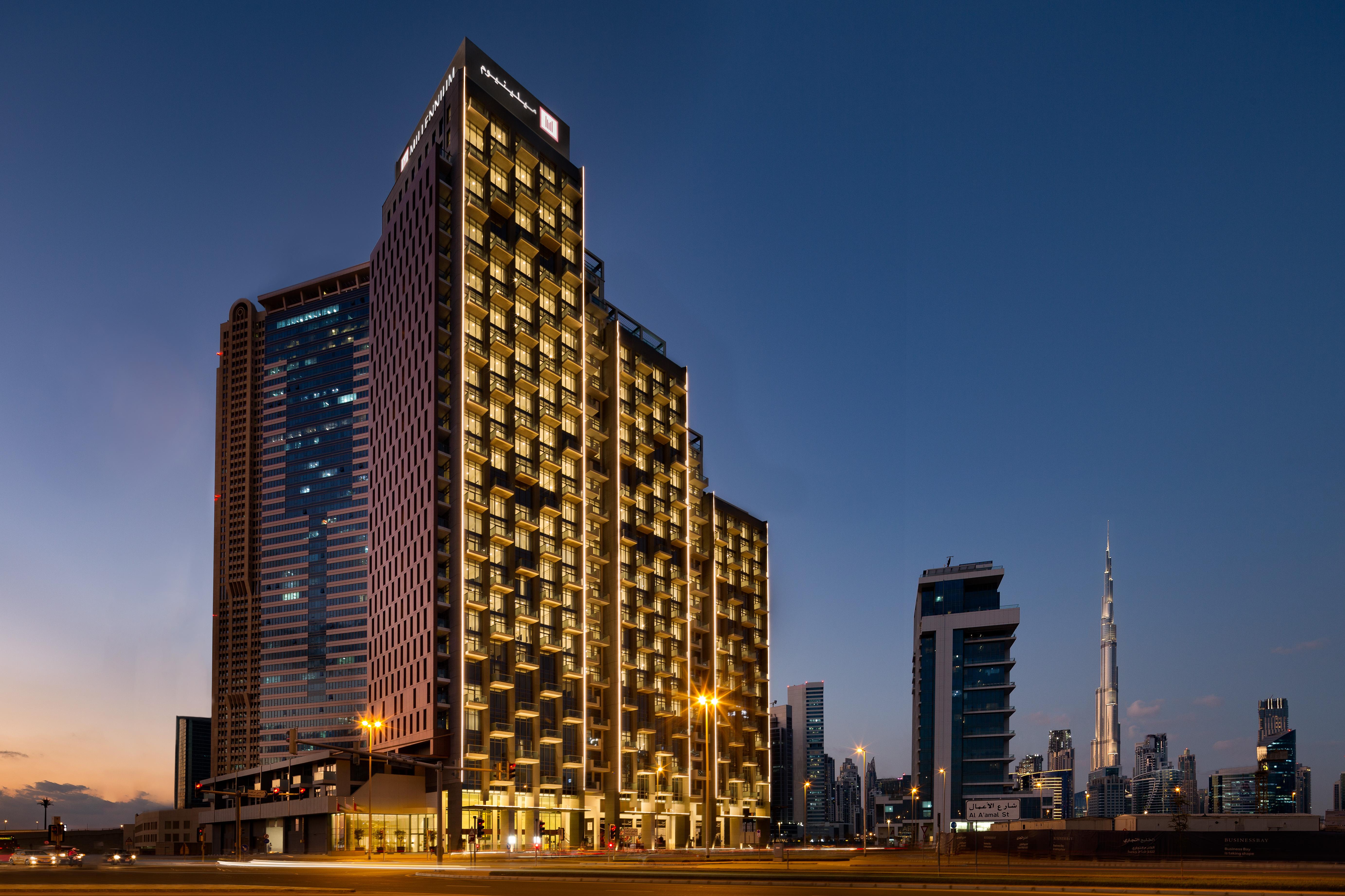 Aparthotel Millennium Atria Business Bay Dubái Exterior foto The hotel at night
