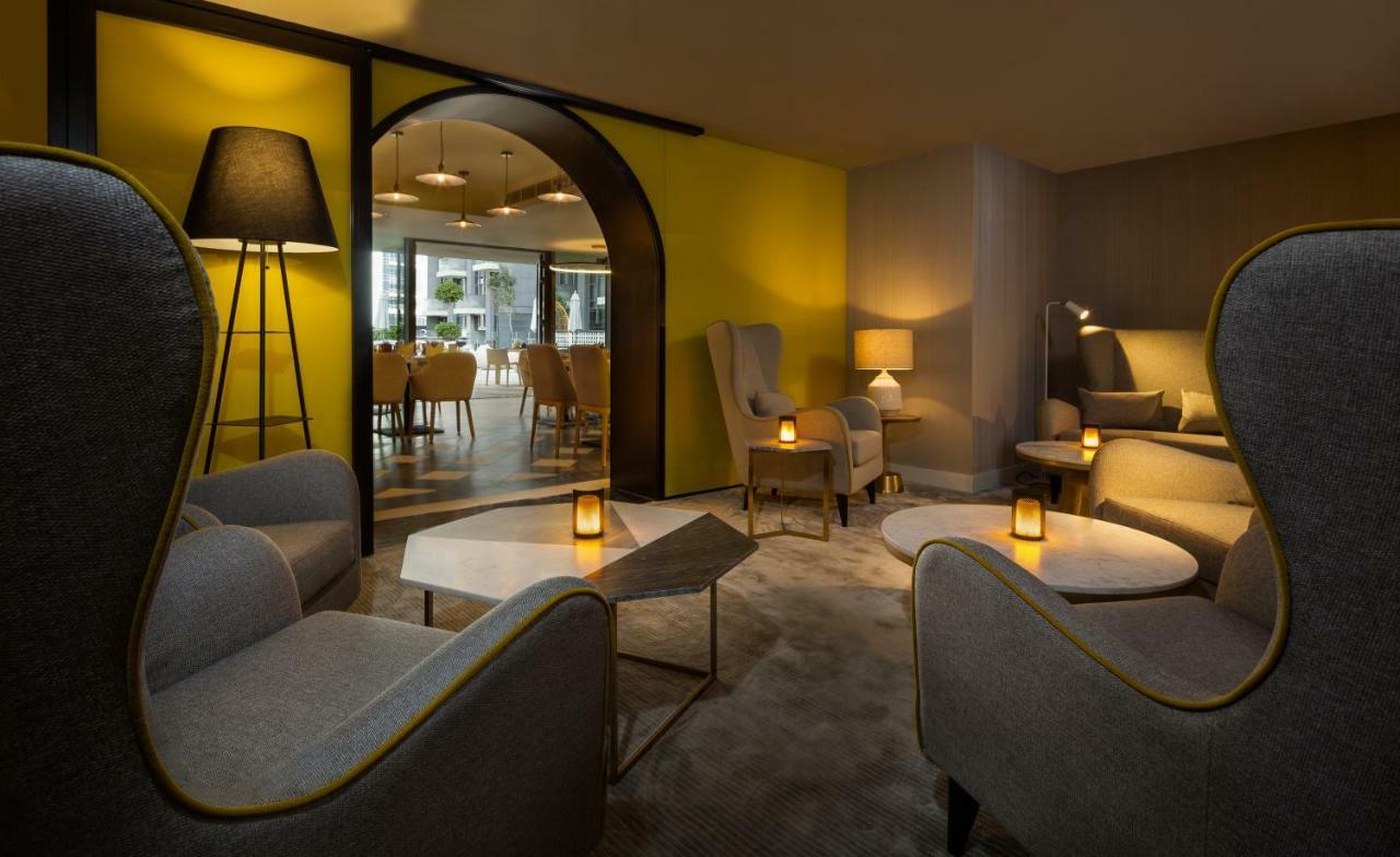 Aparthotel Millennium Atria Business Bay Dubái Exterior foto The lounge at the hotel