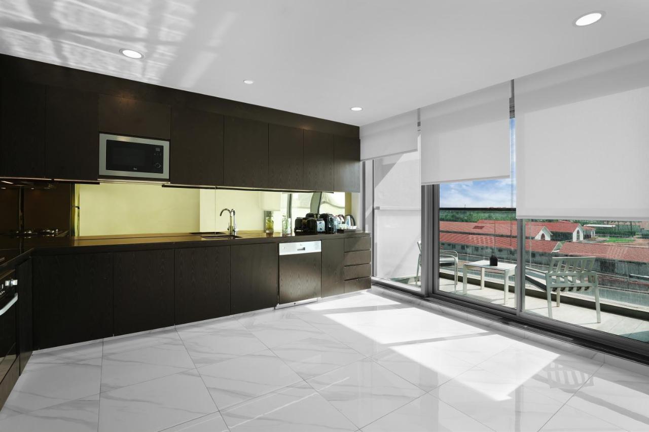 Aparthotel Millennium Atria Business Bay Dubái Exterior foto A kitchen with a large window